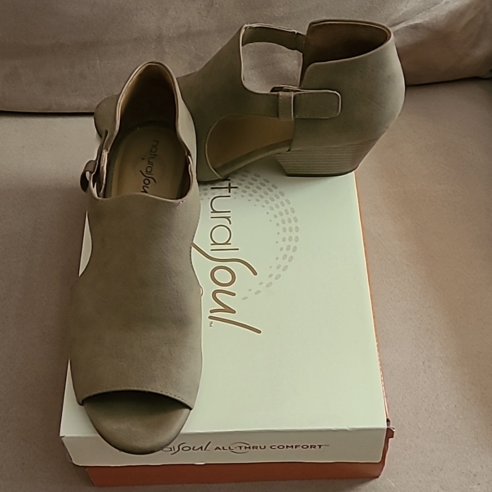 Open toe, low heel, neutral shoe